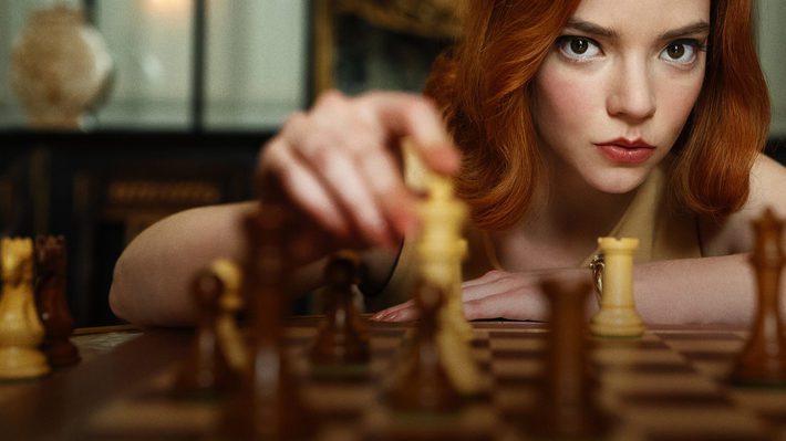 Are Chess players or poker players smarter?