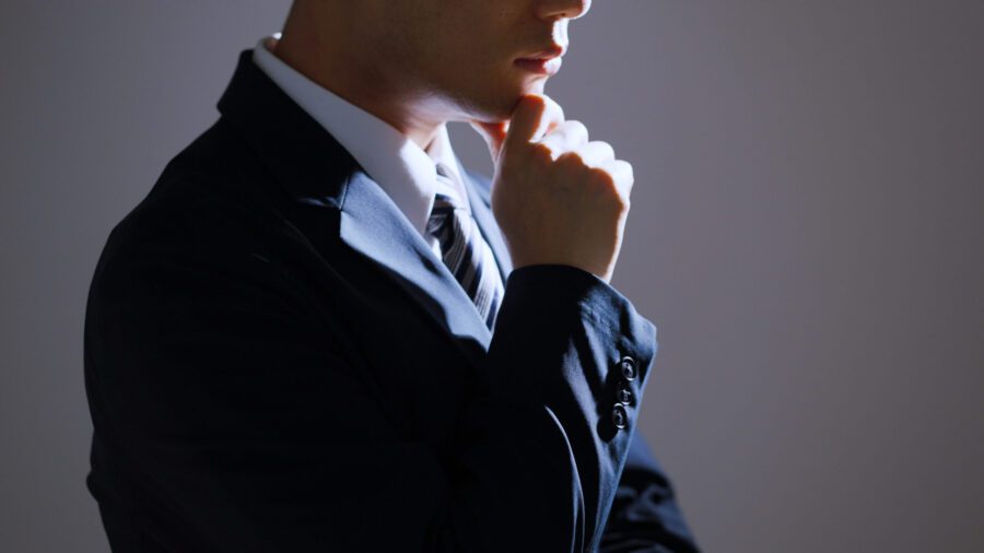 考える中年ビジネスマン（ビジネスイメージ）